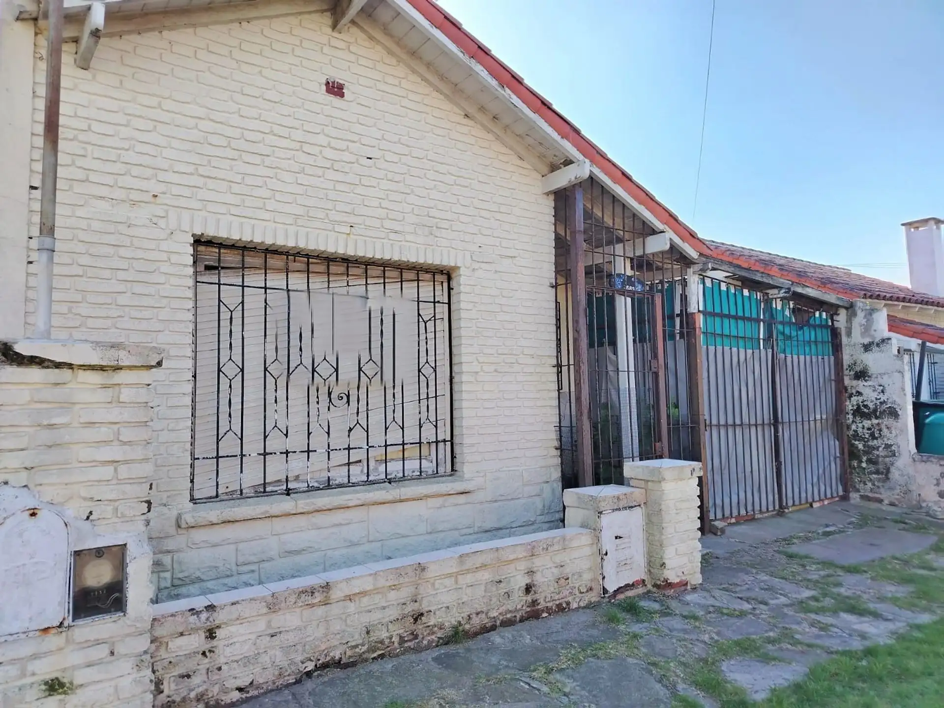 Venta casa 3 ambientes con patio y cochera Faro