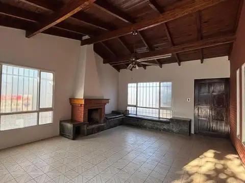 Casa 10 ambientes con 2 baños