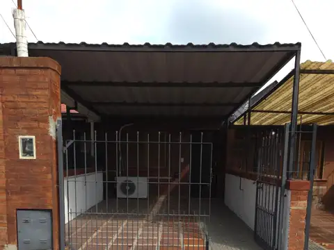 CASA 2 DORM CON PATIO Y COCHERA