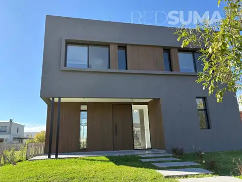Casa 7 ambientes con 4 baños