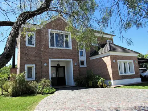 Casa en Alquiler con 3 cocheras