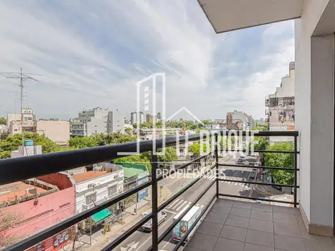 Departamento al frente + Balcón