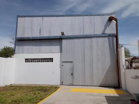 Galpón Depósito con fondo libre  vario rubro