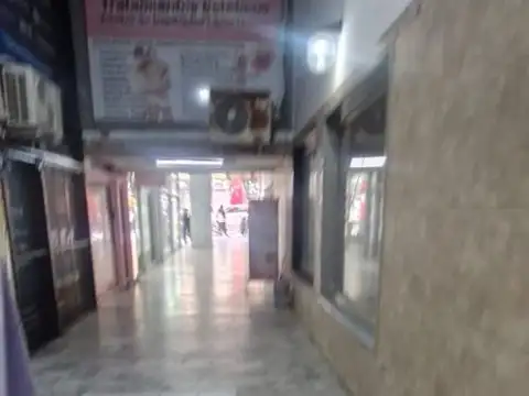Local en edificio excelente ubicación, Caseros zona Centro