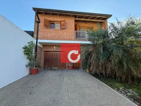 Venta de Casa de 3 Dormitorios + Cochera para 3 Autos y Quincho con Jardin.-