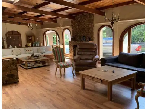 Casa 5 ambientes con lote  de 16951.00 Mts para construir
