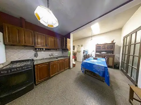 Casa 7 ambientes con 1 baño