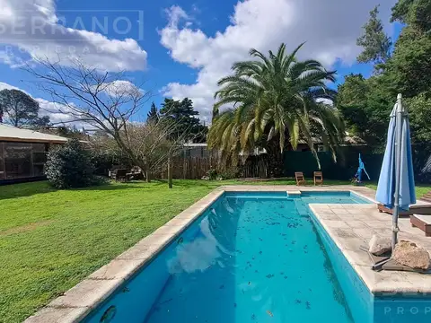 Venta. Casa 5 amb con pileta. Wood Frame. Lote 1000m2. Barrio Parque Exaltación