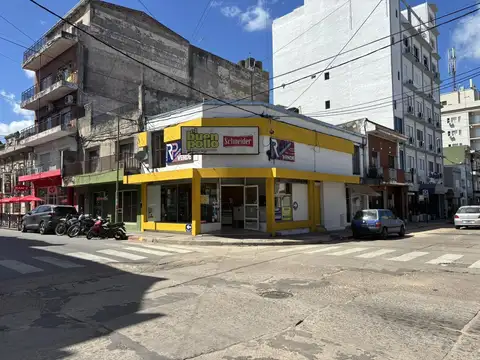 25 de Mayo y 3 de Febrero Esquina