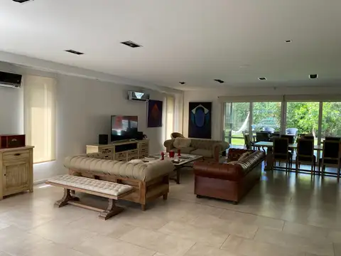 Casa en Venta con 4 cocheras