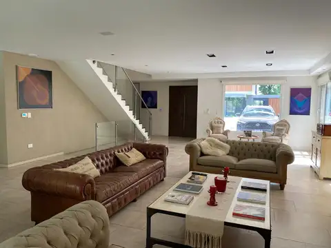 Casa 5 ambientes con 3 baños