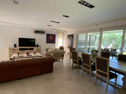 Venta de exclusiva residencia en Adrogué Chico, lote N° 82.