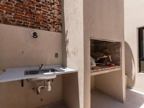 CASA EN VENTA DE 3 DORMITORIOS, CON PATIO, PARRILLERO Y TERRAZA EN ABASTO