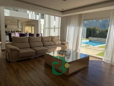 Casa 5 ambientes con 5 baños