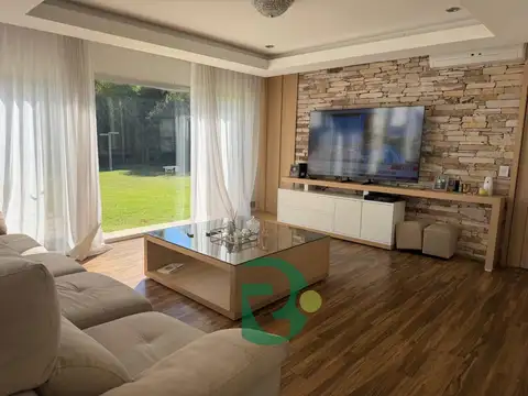 Casa en Alquiler con 6 cocheras