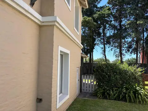 Casa en Alquiler con 2 cocheras