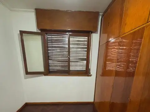 3 AMB CFTE 70 M2 CON BALCON 1° PISO POR ESCALERA - IMPECABLE - BAÑO Y COCINA NUEVO BAJAS EXPENSAS LAV CUBIERTO