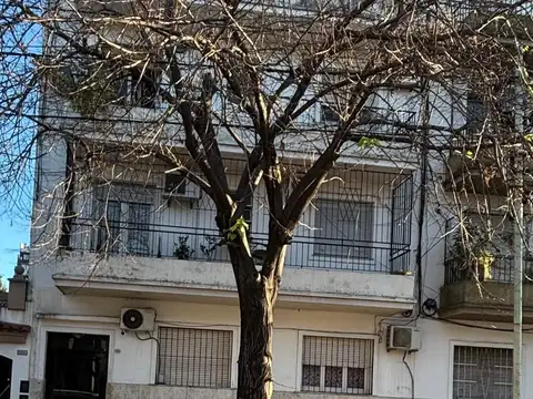 3 AMB CFTE 70 M2 CON BALCON 1° PISO POR ESCALERA - IMPECABLE - BAÑO Y COCINA NUEVO BAJAS EXPENSAS LAV CUBIERTO