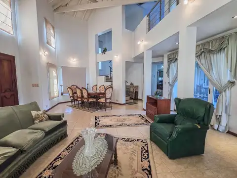 Casa en Venta con 2 cocheras