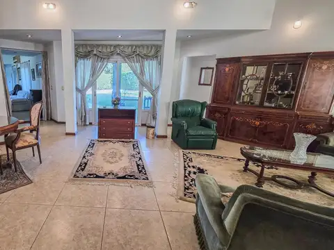 Casa 6 ambientes con 5 baños