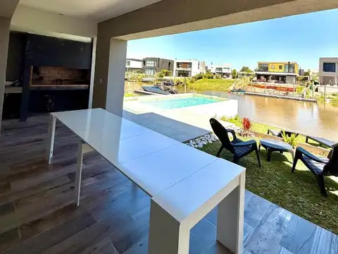 Casa en Alquiler en Barrio Nautico Canal, USD 3.500