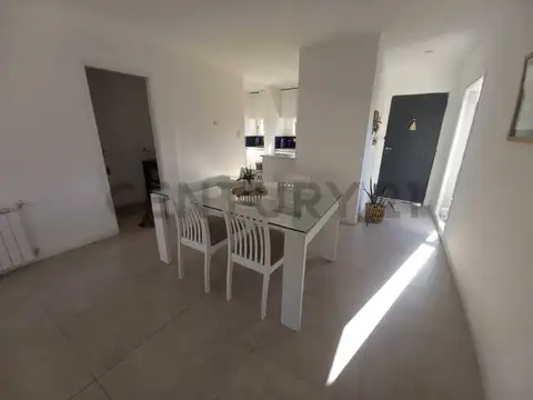 Casa en Alquiler con 2 cocheras