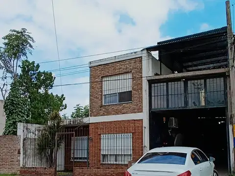 Casa 2 plantas con Galpon | Av. Amadeo Sabattini 3400