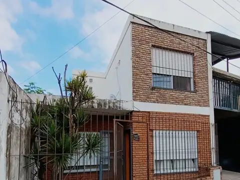 Casa de 2 plantas con Galpon