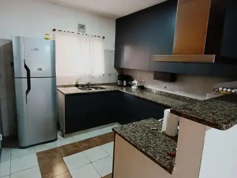 Casa de 2 plantas con Galpon