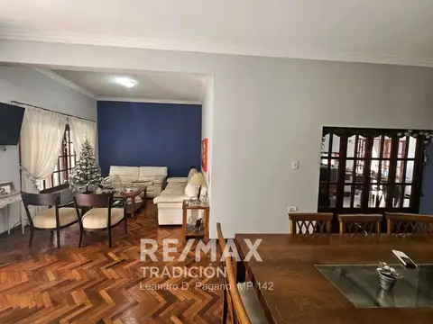 Casa en Venta con 2 cocheras