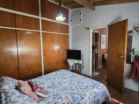 Casa 5 Ambientes, Muy Buena Propiedad, Entrada De Auto, Posibilidad De Vivienda Multifamiliar