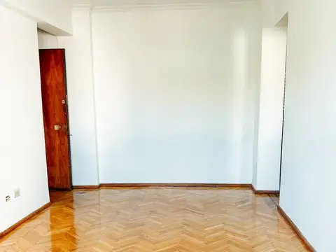 Departamento 3 ambientes con balcón al frente – Piso alto –