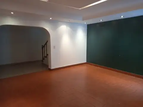 Chalet en alquiler. 5 amb con dep. Gge. 2 autos. 2 suites Playroom. Patio. 3bñs