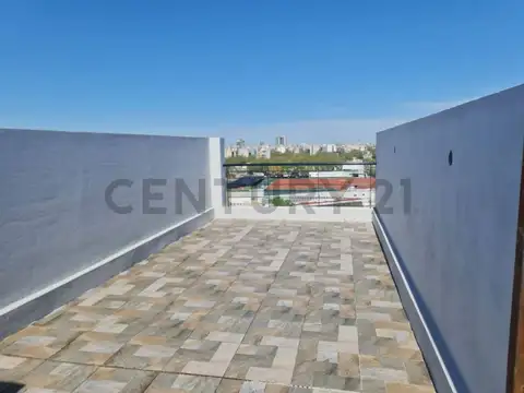 Monoambiente con terraza grande en villa del parque