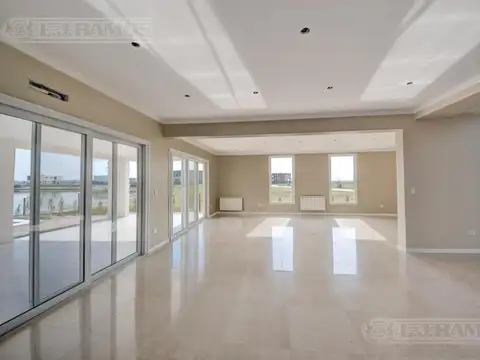 Casa 7 ambientes con 5 baños