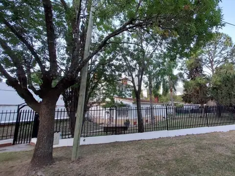 VENTA CASA A RECICLAR- 5 DORMITORIOS-PILETA-PUEBLO ESTHER