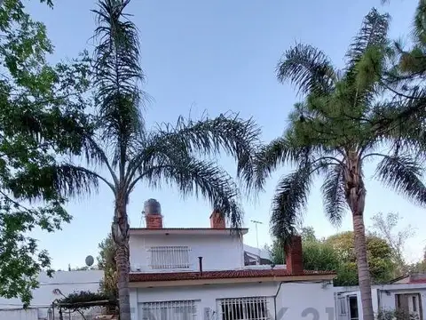 Casa en Venta con 3 cocheras