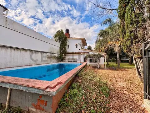 VENTA CASA A RECICLAR- 5 DORMITORIOS-PILETA-PUEBLO ESTHER