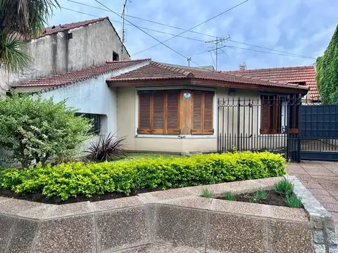 Casa 3 dorm, quincho, parque libre, cochera - Colombres 1559