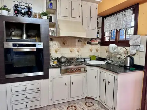 Casa 4 ambientes con 2 baños