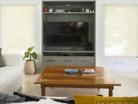 Casa en Alquiler con 2 cocheras