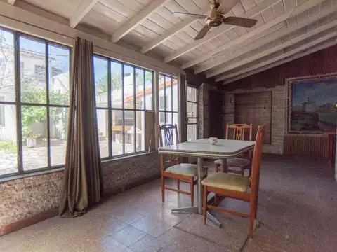 Casa 6 ambientes con 2 baños