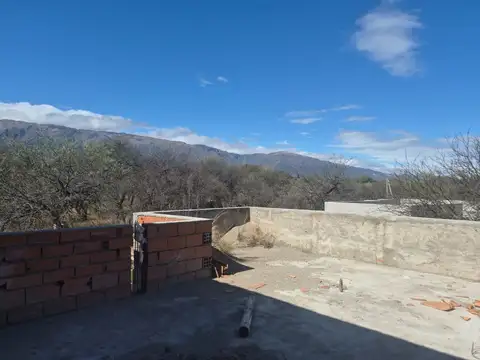 CASA A TERMINAR EN CARPINTERIA EXCELENTE UBICACION