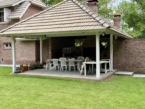 Casa 9 ambientes con 5 baños