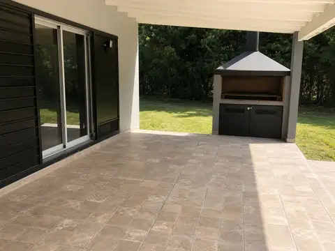 Casa 3 ambientes con 2 baños