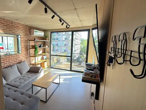 Venta semipiso 3 ambientes, contrafrente abierto con balcon saliente