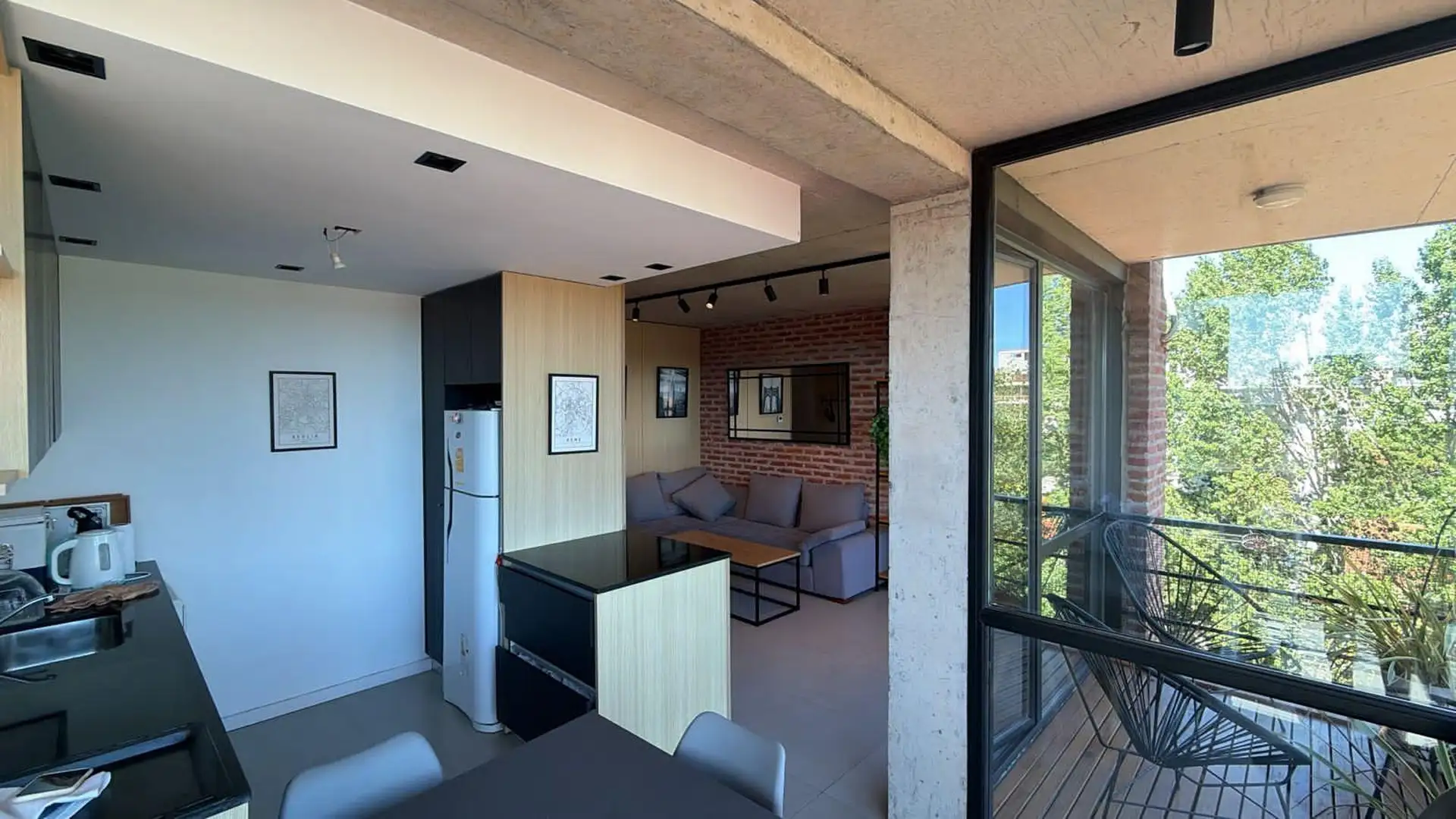 Venta semipiso 3 ambientes, contrafrente abierto con balcon saliente