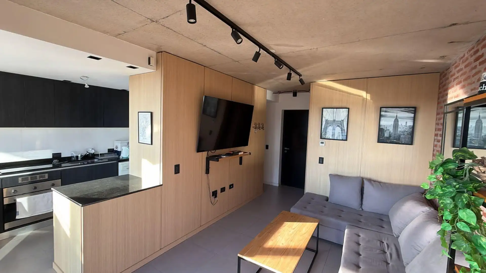 Venta semipiso 3 ambientes, contrafrente abierto con balcon saliente