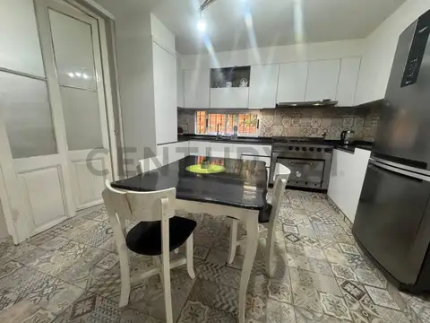 Casa 6 ambientes con 2 baños