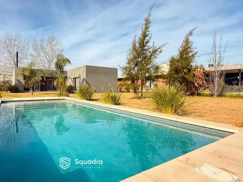 VENTA - Casa 2 Dormitorios, galería, parrillero y piscina - Barrio Cerrado Puerto Roldán, Roldán.